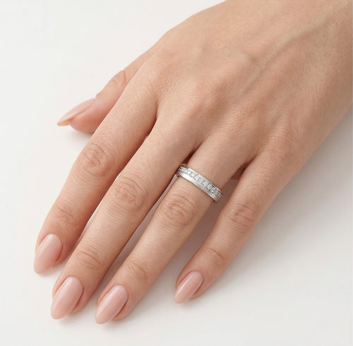 Prsten z bílého zlata s diamanty po celém obvodu