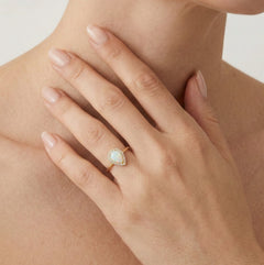 Birnenförmiger weißer Opal-Gold-Ring