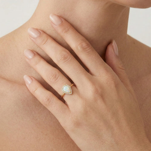 Birnenförmiger weißer Opal-Gold-Ring
