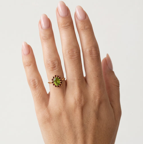 Royal Radiance Ring in Gelbgold mit Moldavit und Granat