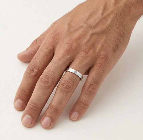 Anillo de oro blanco con acabado mate y pulido brillante