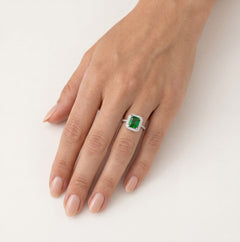 Bague halo en argent avec émeraude synthétique carrée