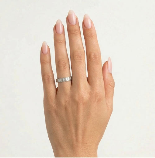 Eleganter Weißgold-Ehering mit Steinen