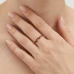 Yellow gold ring with zig zag garnets