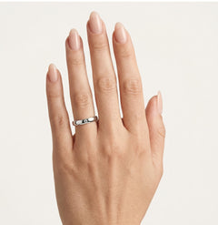 Alianza clásica de oro blanco