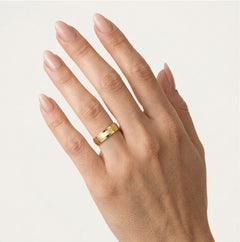 Snubní prstýnek s jedinečnou kombinací vysoce leštěných a matně třpytivých broušených povrchů