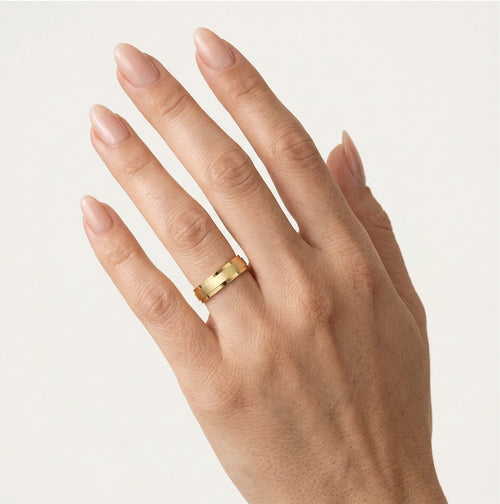 Snubní prstýnek s jedinečnou kombinací vysoce leštěných a matně třpytivých broušených povrchů