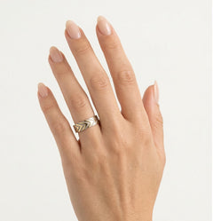 Anillo de boda de oro amarillo con diseño de flecha