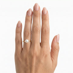 Goldener Ring mit einer Perle