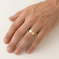 Snubní prstýnek s jedinečnou kombinací vysoce leštěných a matně třpytivých broušených povrchů