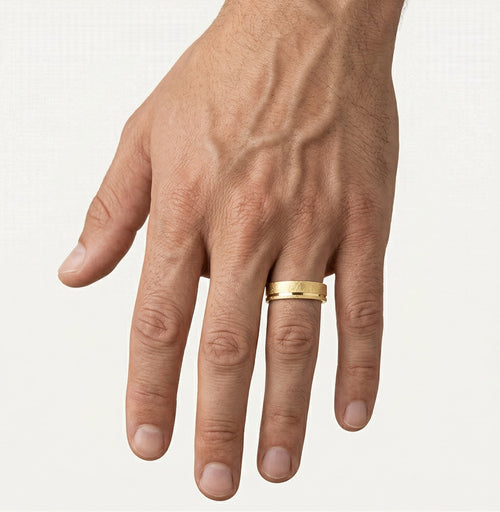 Trauring aus Gelbgold mit flacher Linie rundum