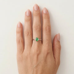 Fine white gold ring with emerald and diamonds