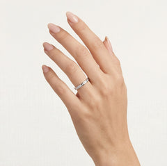 Anillo de boda delgado de oro blanco altamente pulido