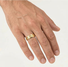 Anillo de boda de oro amarillo con detalle en el centro