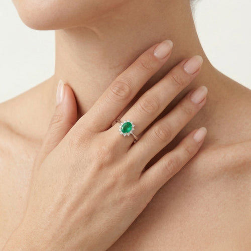 Sparkling white gold diamond ring with emerald