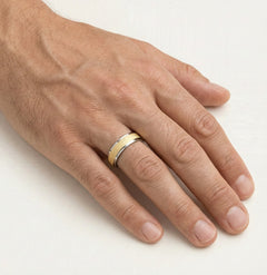 Alliances en or jaune et blanc avec finition unique