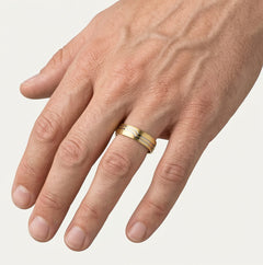 Snubní prsten ze žlutého zlata s linkami rhodia