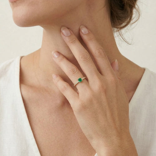 Eleganter Goldring mit Smaragd und Diamanten