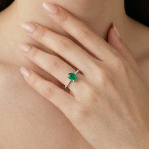 Prsten z bílého zlata s oválným smaragdem a diamanty