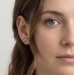 Jemné náušnice z růžového zlata s kulatými diamanty