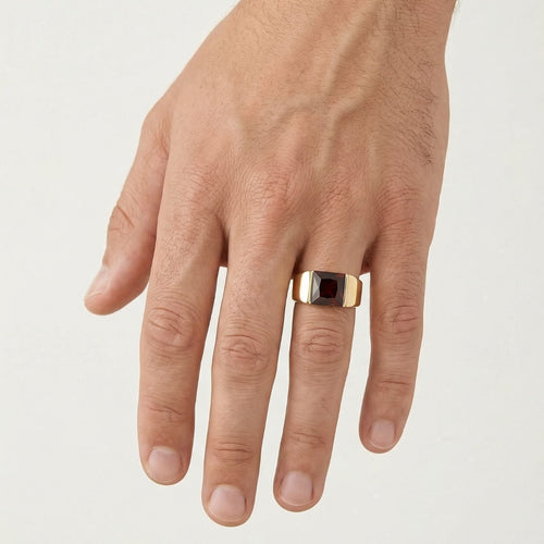 Eleganter Herrenring mit Granat und Gold