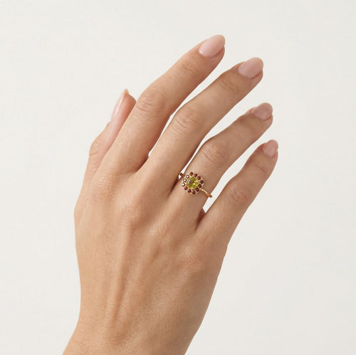 Gelbgoldring mit rundem Moldavit und Granat