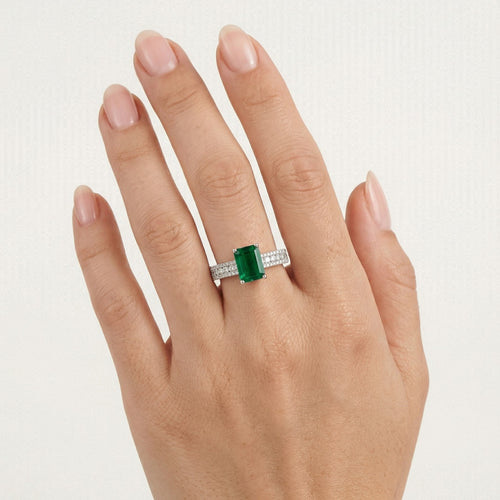 Stunning 18kt gold emerald and diamond ring