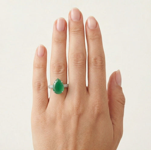 Anillo de plata de ley con esmeralda en forma de pera