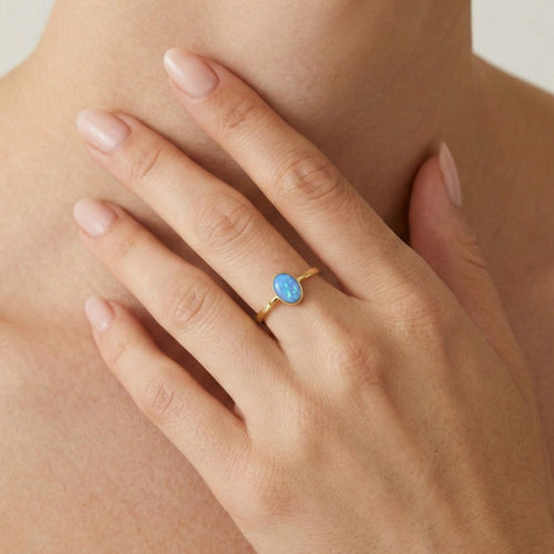 Schlichter blauer Opal-Goldring
