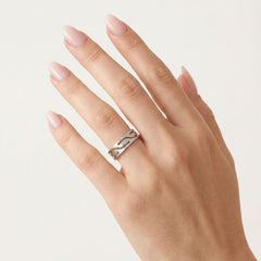 Bague de mariage élégante en or blanc.