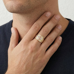 Tříbarevný zlatý prsten s křížem