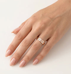 Eleganter Roségold-Ehering mit Steinen