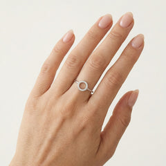 Funkelnder Ring mit Kreisdesign und Diamanten