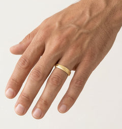 Silný snubní prsten ze žlutého zlata s jedinečným středovým designem