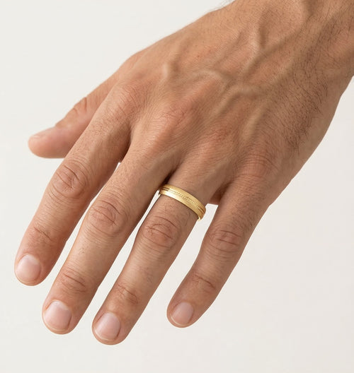 Silný snubní prsten ze žlutého zlata s jedinečným středovým designem