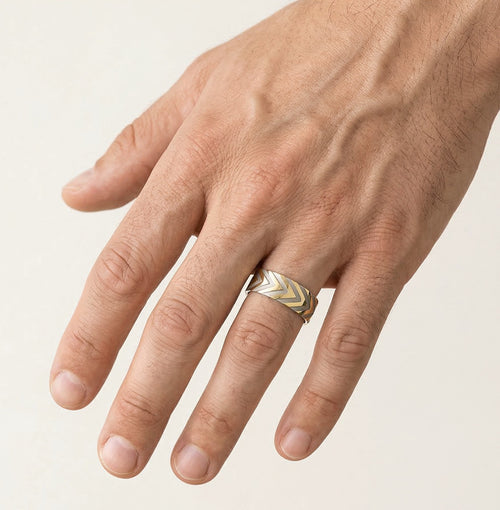 Anillo de boda de oro amarillo con diseño de flecha