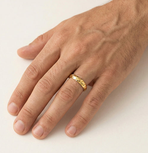 Detaillierter Gelbgold-Ehering