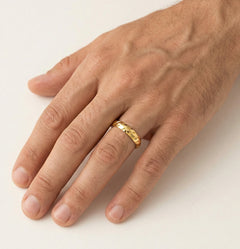 Detaillierter Gelbgold-Ehering