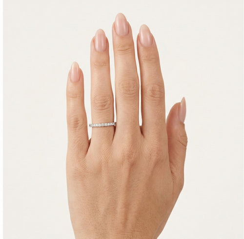 Glänzender Weißgold-Ehering mit optionalen Steinen