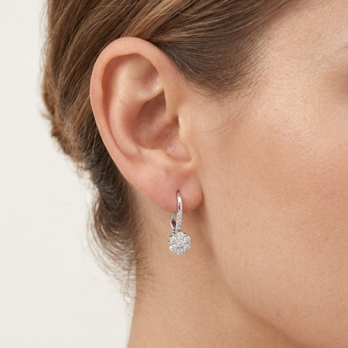 Funkelnde weiße Diamantohrringe