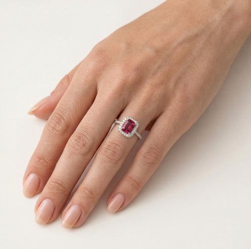 Silberner Halo-Ring mit quadratischem synthetischem Rubin