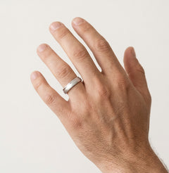 Prsten z bílého zlata s diamanty po celém obvodu