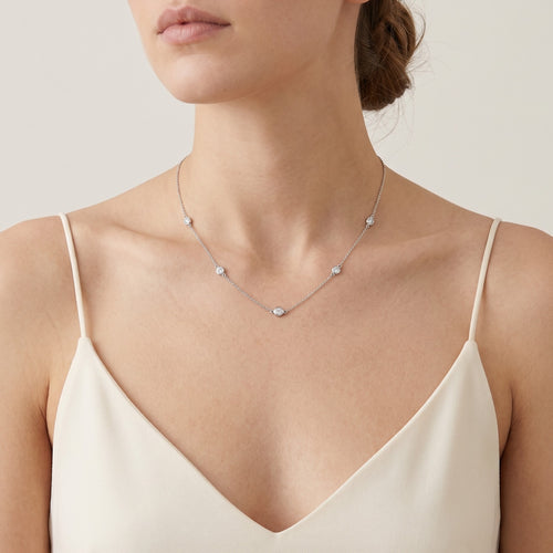 Halskette mit fünf Diamanten
