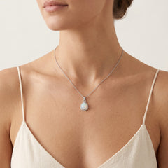 Pendentif en opale blanche avec zircon cubique royal