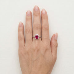 Anillo de plata esterlina con rubí ovalado Halo