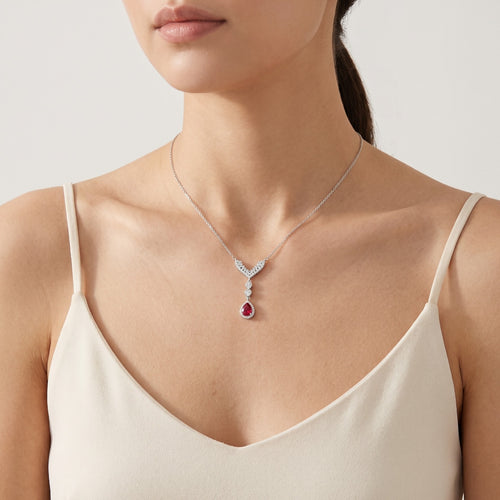 Elegante Halskette mit Birnenschliff-Rubin und Cubic Zirconia