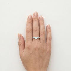 Bague en opale blanche en V