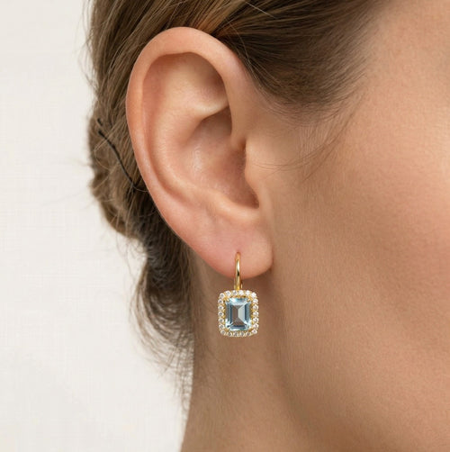 Halo-Ohrringe aus Gold mit blauem Topas im Smaragdschliff