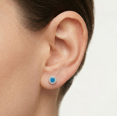 Pendientes de botón con halo y topacio en engaste de bisel