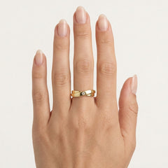 Anillo de oro retorcido con una circonita cúbica